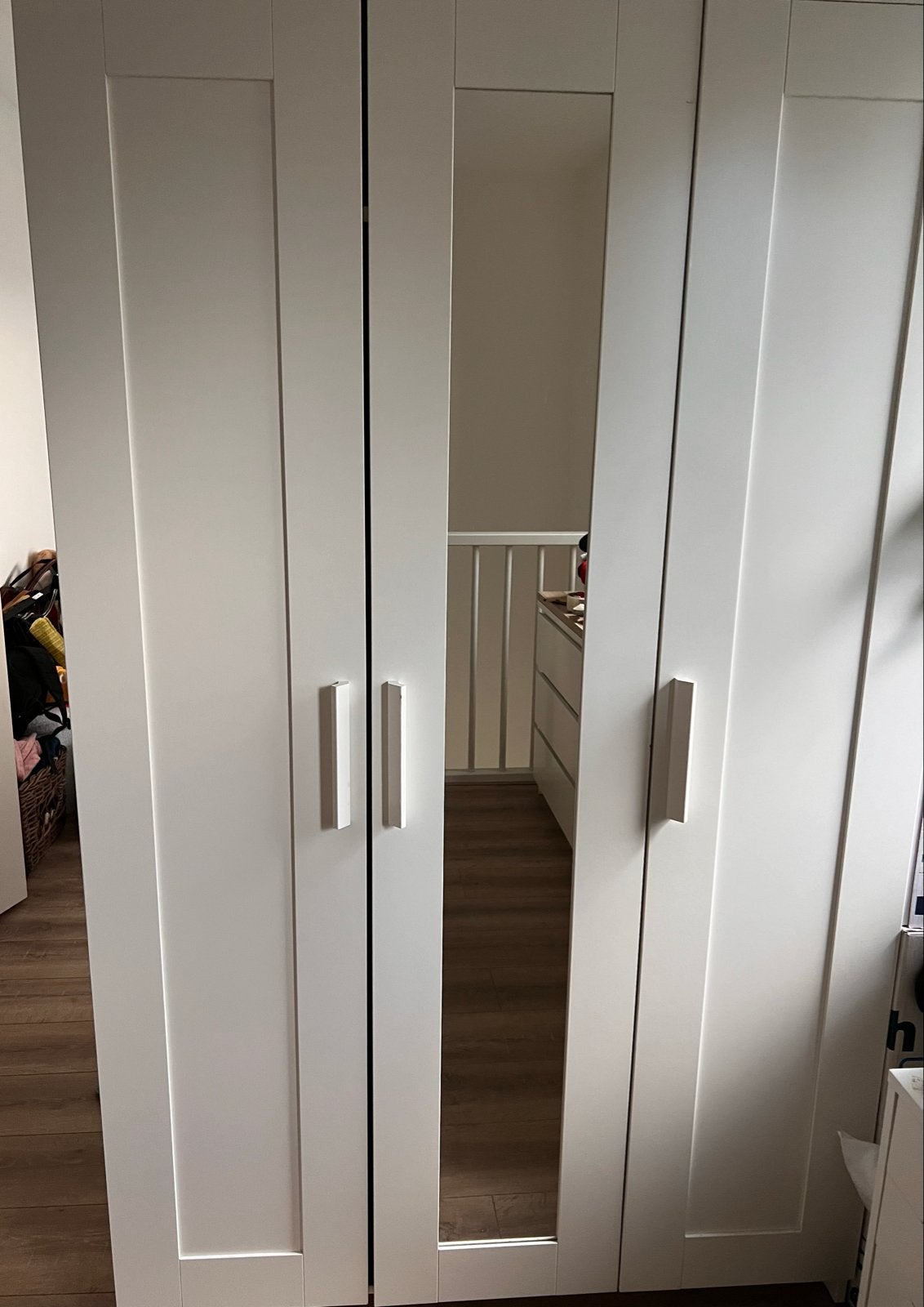Brimnes witte kledingkast met spiegel, hangruimte en planken, Huis en Inrichting, Ophalen, Gebruikt, 100 tot 150 cm, 200 cm of meer