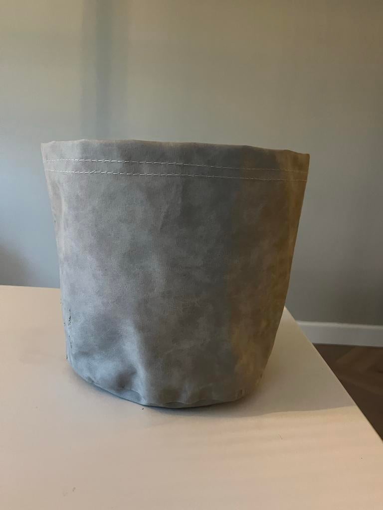 Stoere grijze 'bag' bloempot met plastic binnenkant, Overige materialen, Rond, Binnen, Ophalen of Verzenden