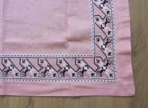Brocant, fraai geborduurd kleedje, Antiek en Kunst, Antiek | Kleden en Textiel, Ophalen of Verzenden