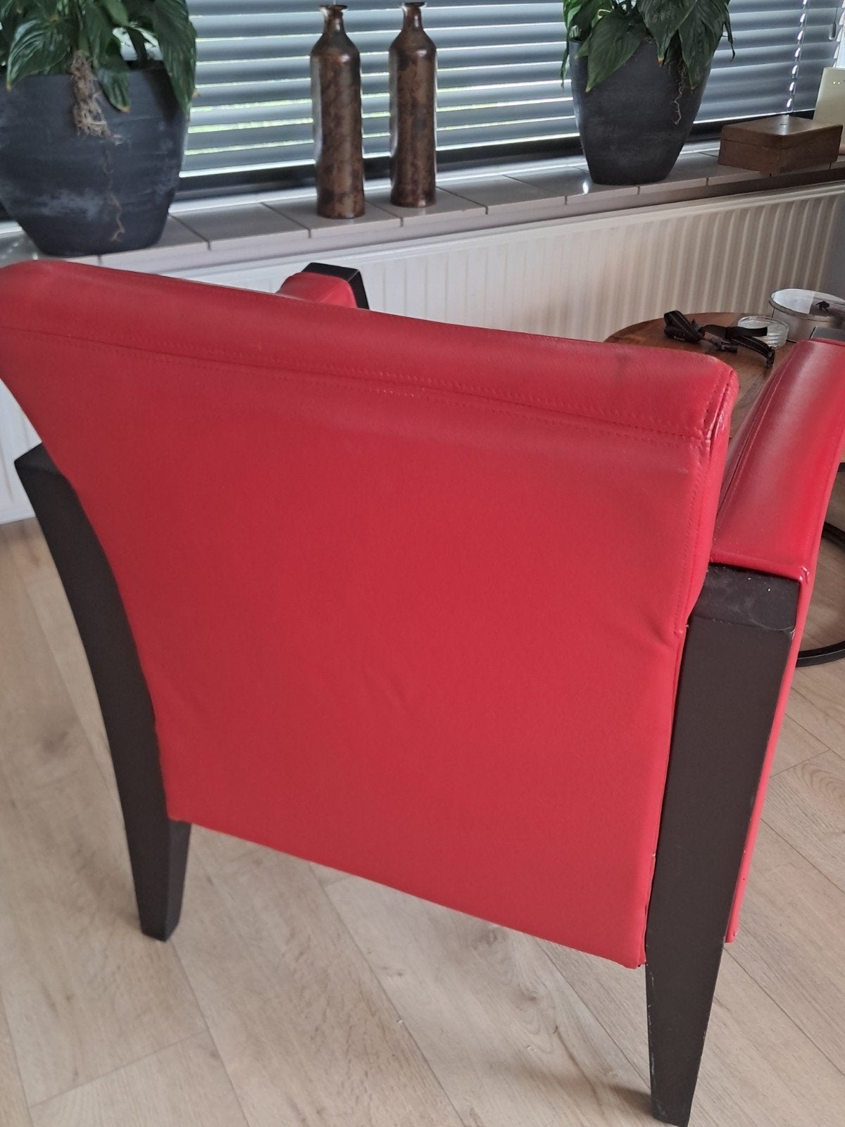 Stijlvolle rode leren fauteuil met houten frame, Ophalen, Modern, Klassiek, Gebruikt, Minder dan 75 cm