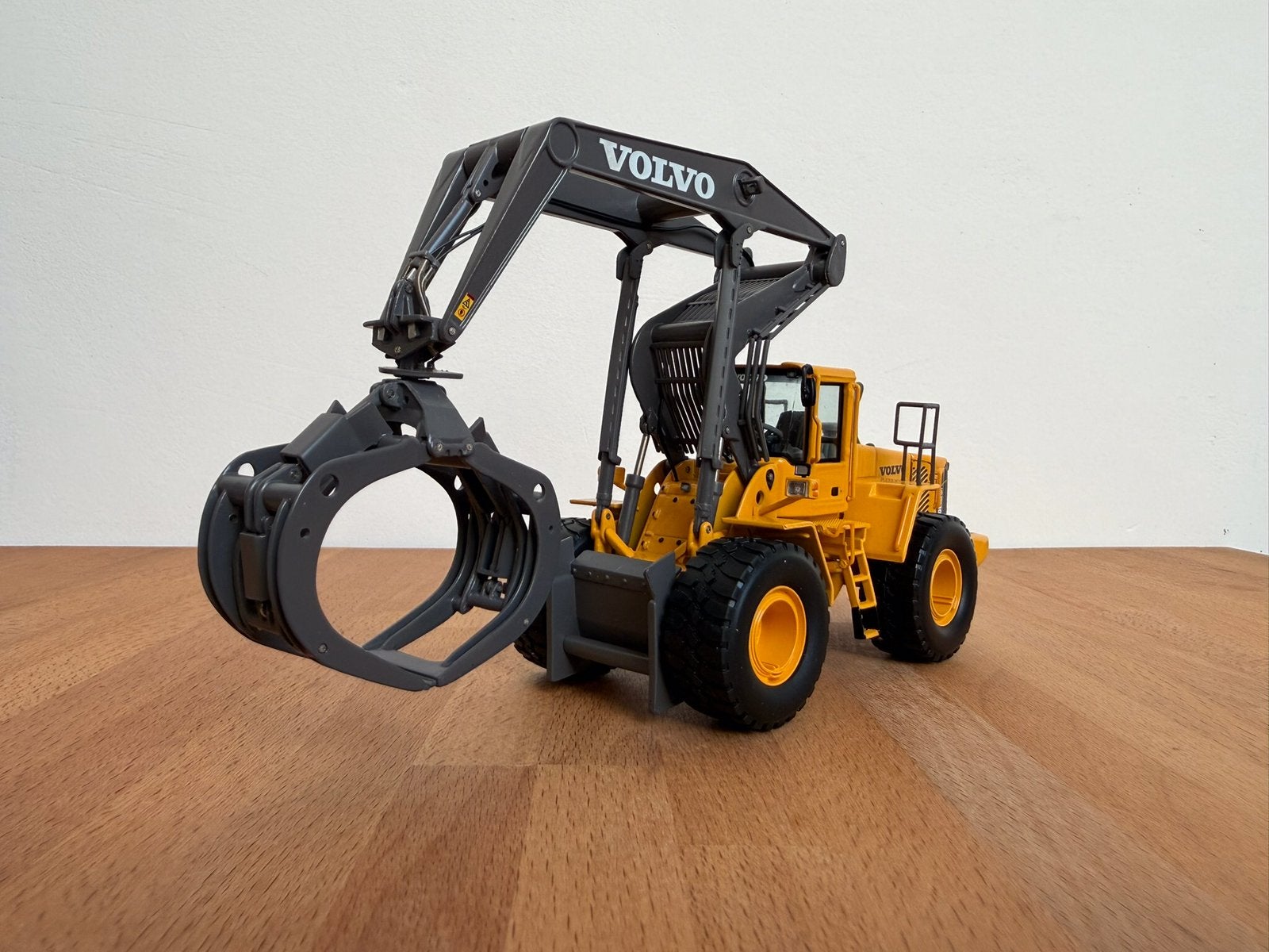 Motorart Volvo L180 High Lift Loglift houtlift 1:50, Ophalen of Verzenden, Zo goed als nieuw, Bus of Vrachtwagen, Conrad