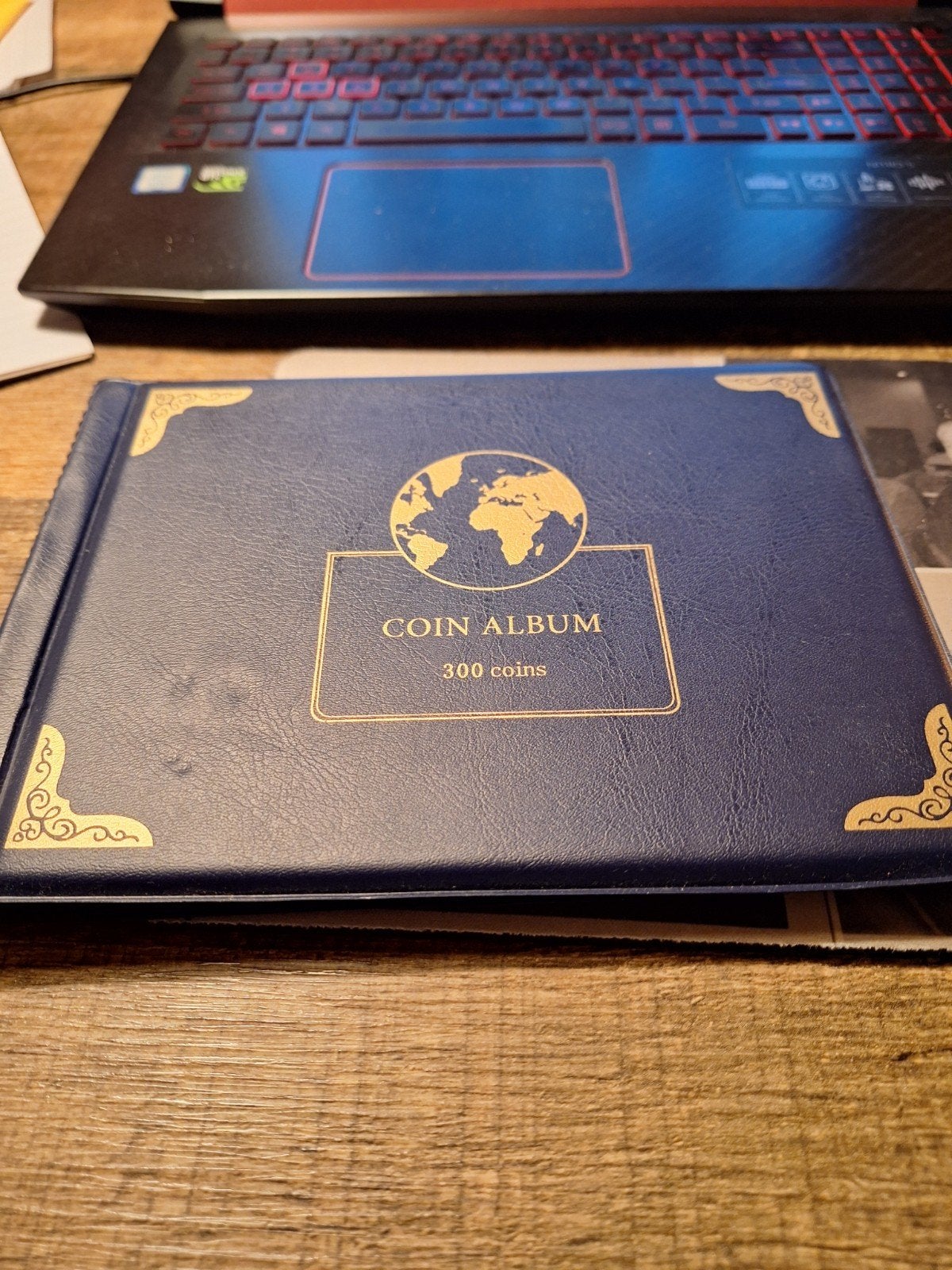 Munten album. 300 coins., Postzegels en Munten, Postzegels | Eerstedagenveloppen, Ophalen of Verzenden, Onbeschreven, Nederland