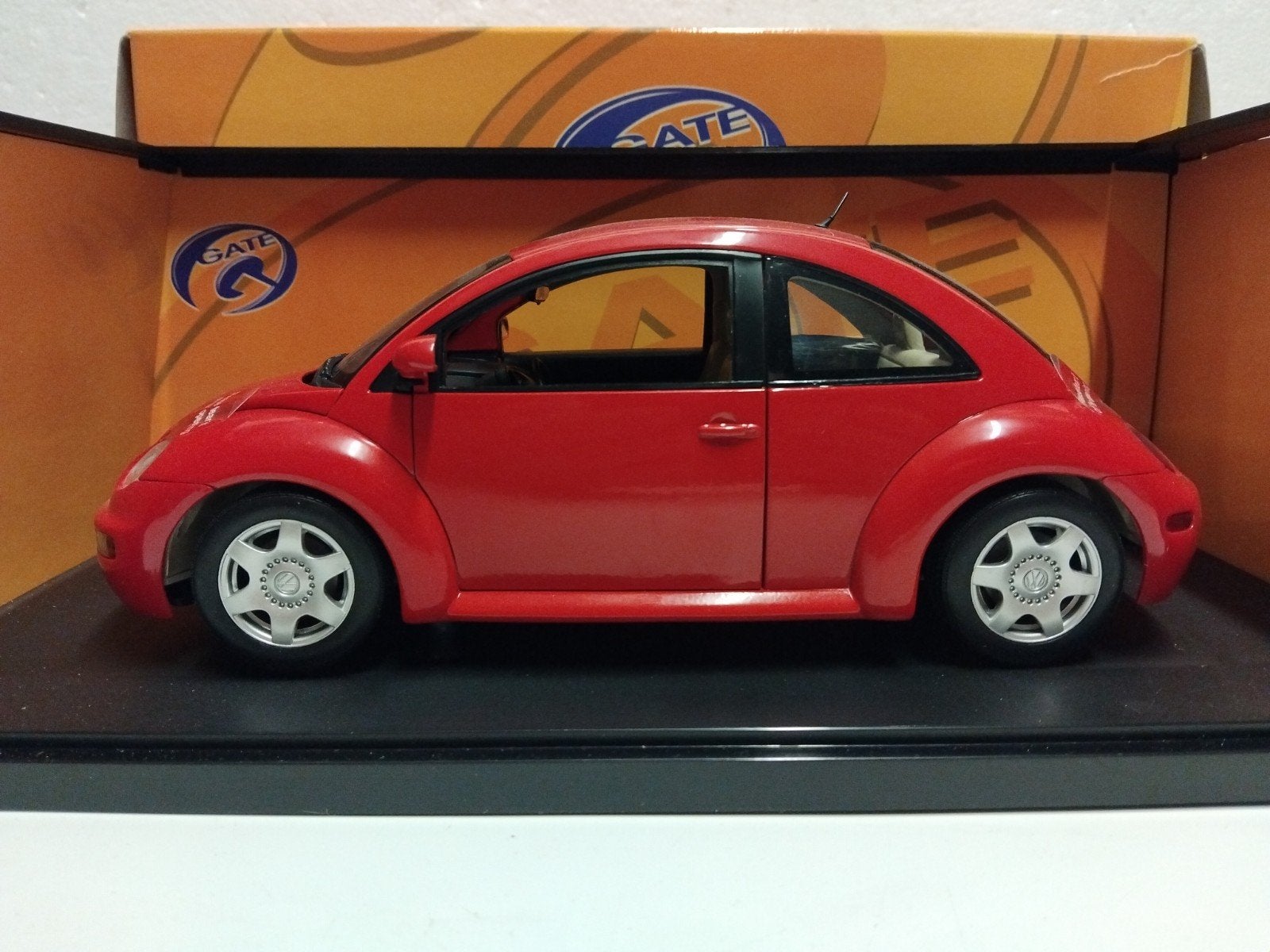 Volkswagen Beetle New rood of geel GATE metal 1:18 KRD, Ophalen of Verzenden, Zo goed als nieuw, Auto, Overige merken