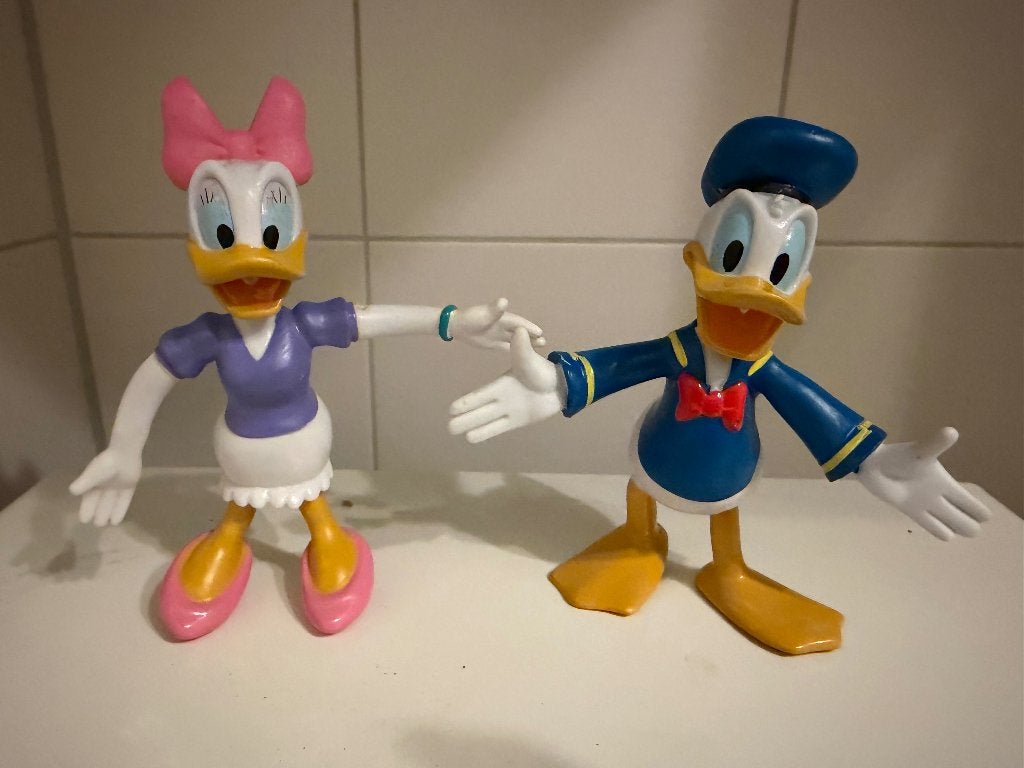 Disney figuren Katrien en Donald Duck, Ophalen of Verzenden, Donald Duck, Zo goed als nieuw, Beeldje of Figuurtje