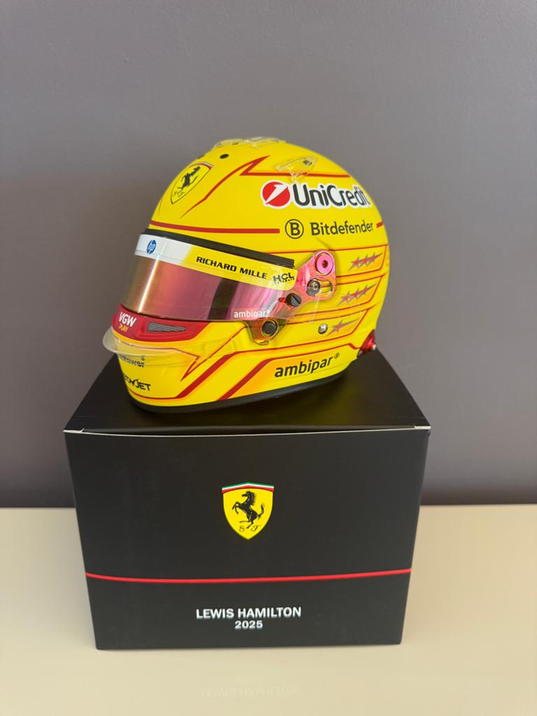 2025 Lewis Hamilton 1:2 Helm met upgrades Ferrari F1, Ophalen of Verzenden, Zo goed als nieuw, Formule 1