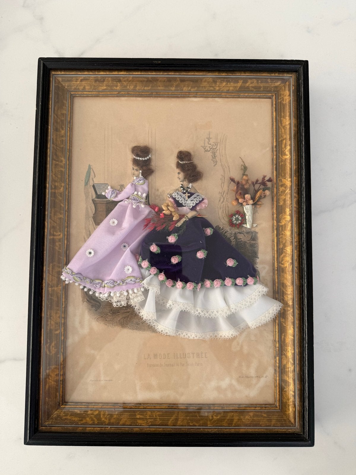 Vintage 3D Schilderij 'La Mode Illustrée' met Stoffen Figure, Verzenden