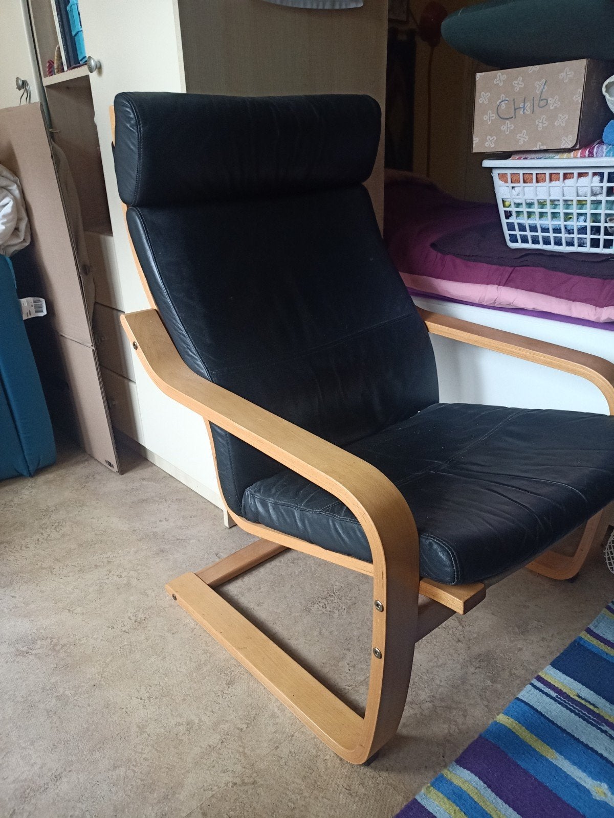 Ikea stoel met zwart leren bekleding en houten frame, Ophalen, Gebruikt, Zwart, Hout