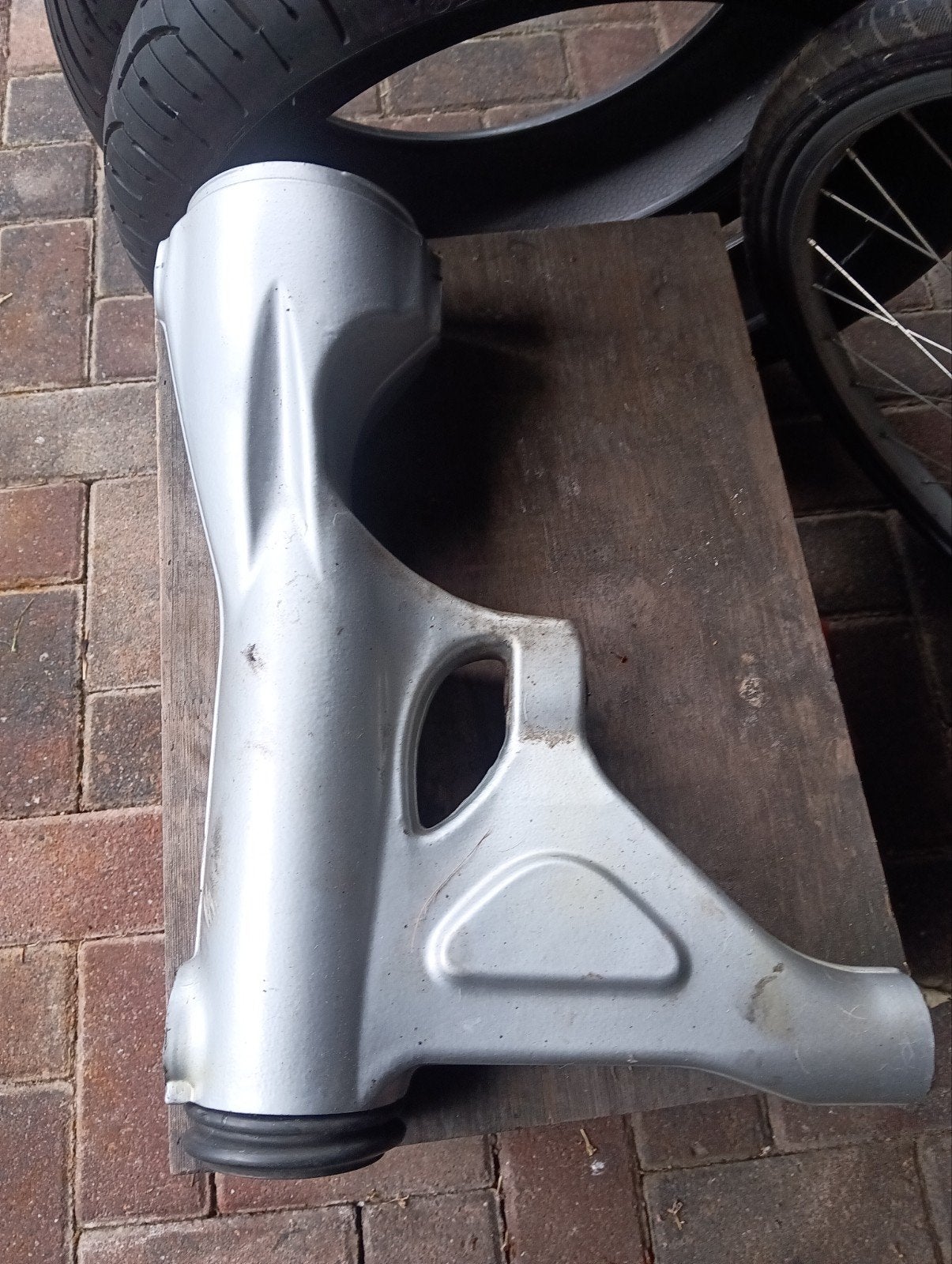 Achterbrug BMW R1100S - Schroefdraad defect, Ophalen of Verzenden
