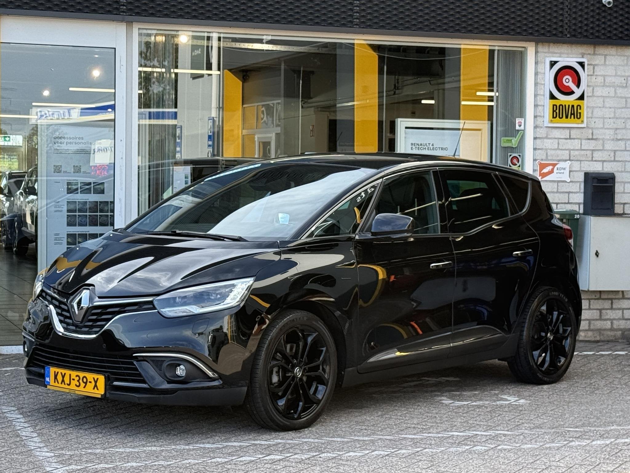 Renault Scénic 1.3 TCe 140 EDC Black Edition | Panorama dak, Euro 6, 4 cilinders, Leder en Stof, Zwart