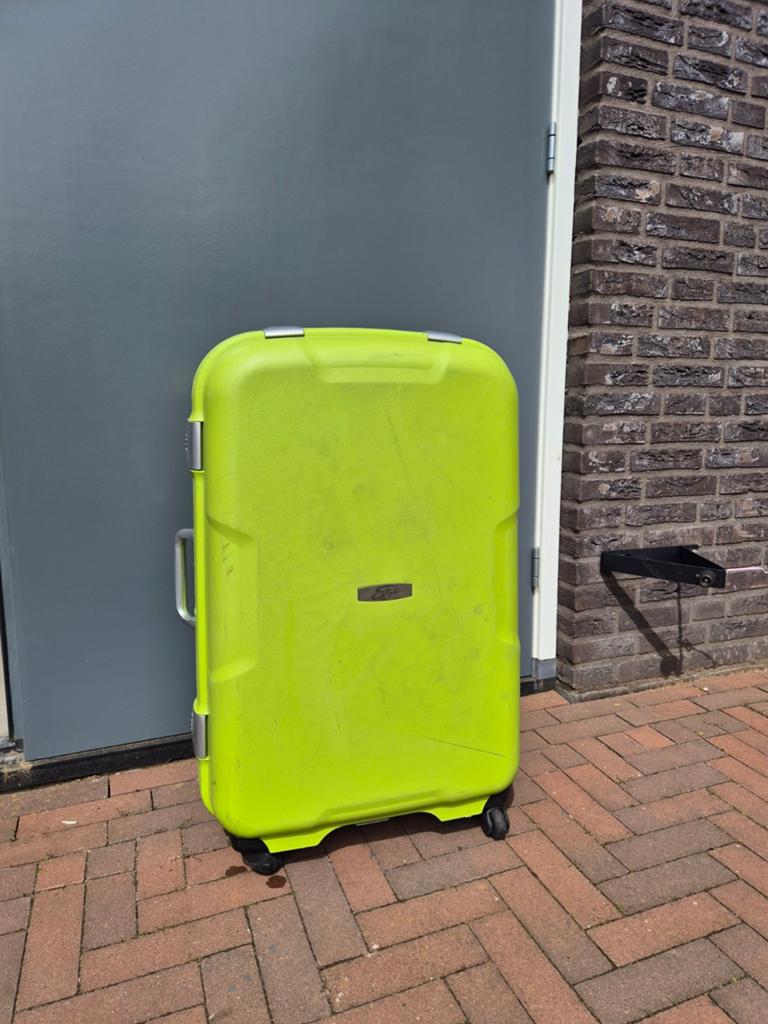 Grote koffer met 4 wielen - trekstang defect - GRATIS, Sieraden, Tassen en Uiterlijk, Koffers, Gebruikt, Hard kunststof, 45 tot 55 cm