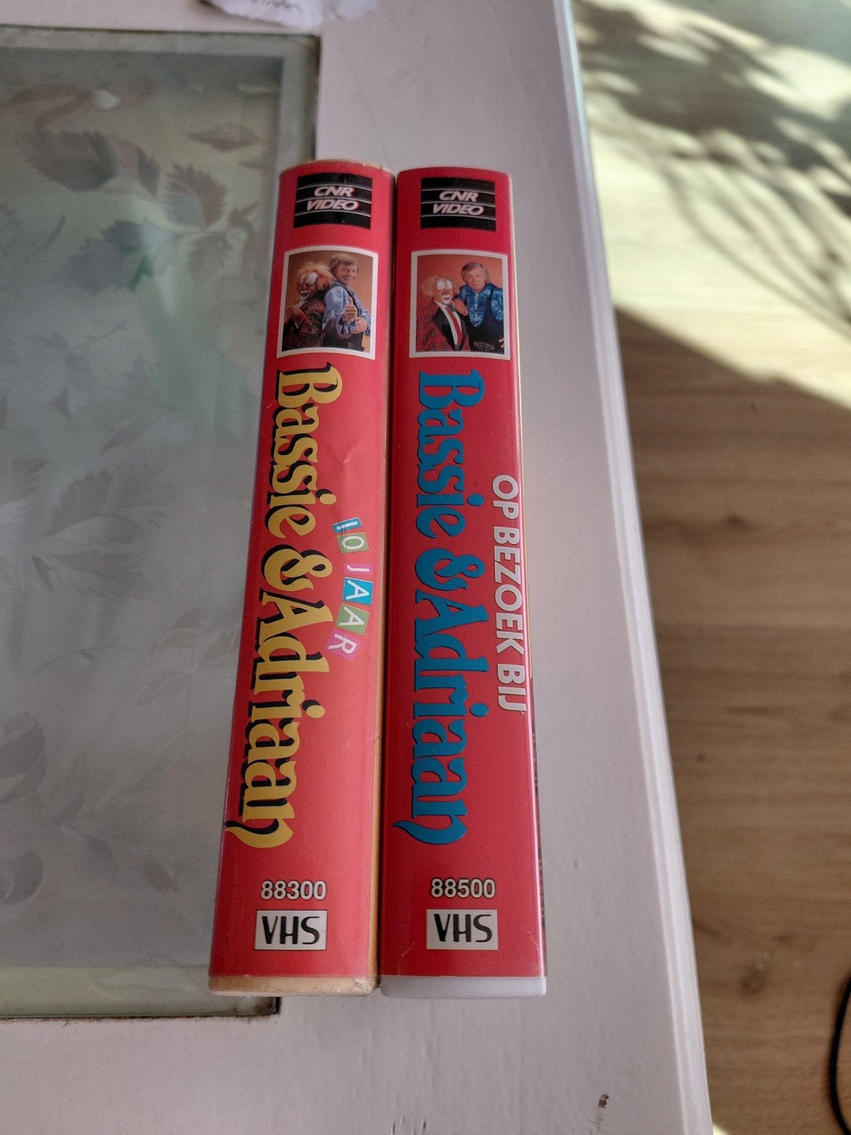 10 Jaar Bassie en Adriaan & Op Bezoek bij B&A. CNR VHS., Cd's en Dvd's, Ophalen of Verzenden, Gebruikt, Kinderprogramma of -film