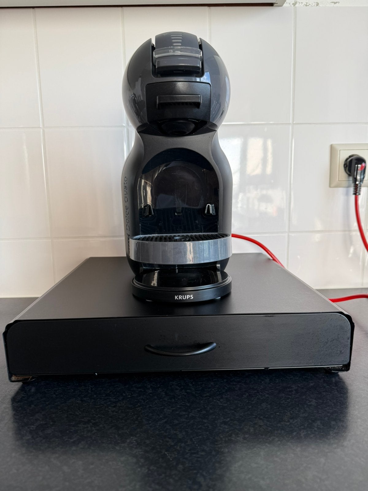 Dolce gusto + cuphouder, Ophalen, Koffiemachine, Zo goed als nieuw, Koffiepads en cups