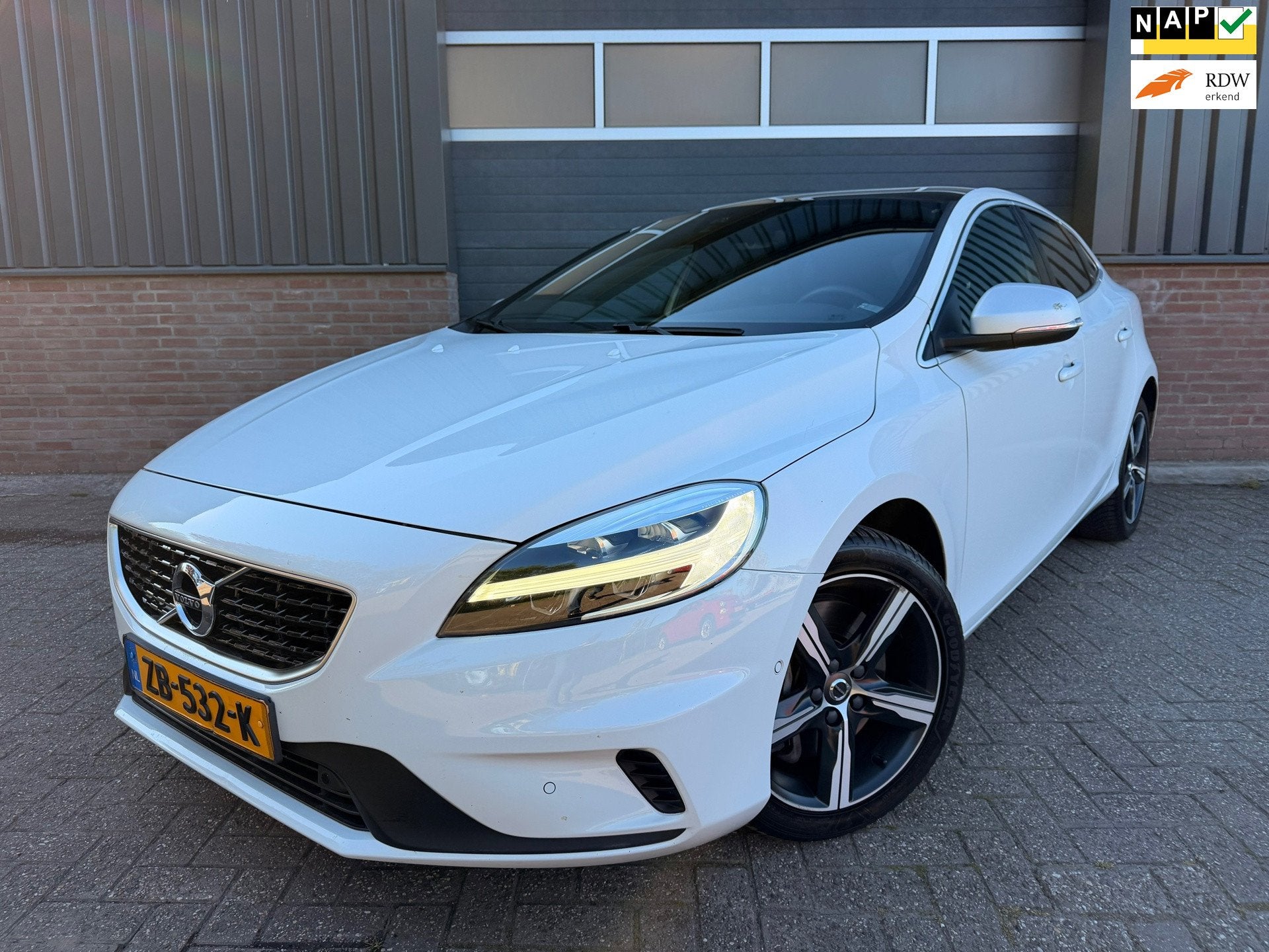 Volvo V40 1.5 T3 152PK Polar+ Sport Panoramadak / Keyless en, Auto's, Volvo, Lichtsensor, 4 cilinders, 700 kg, Wit