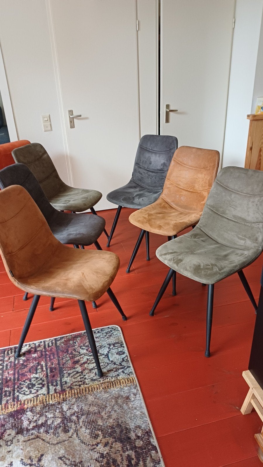 Foto 6 van Robuuste eethoek met tafel en 6 stoelen in 3 kleuren