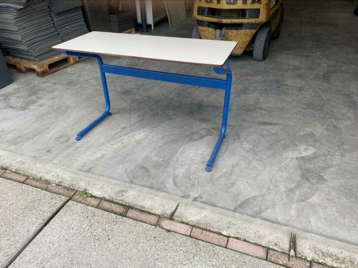 School tafel met een blauwe onderstel en witte blad van HPL, 100 tot 150 cm, Niet ingevuld, Kunststof, 50 tot 100 cm