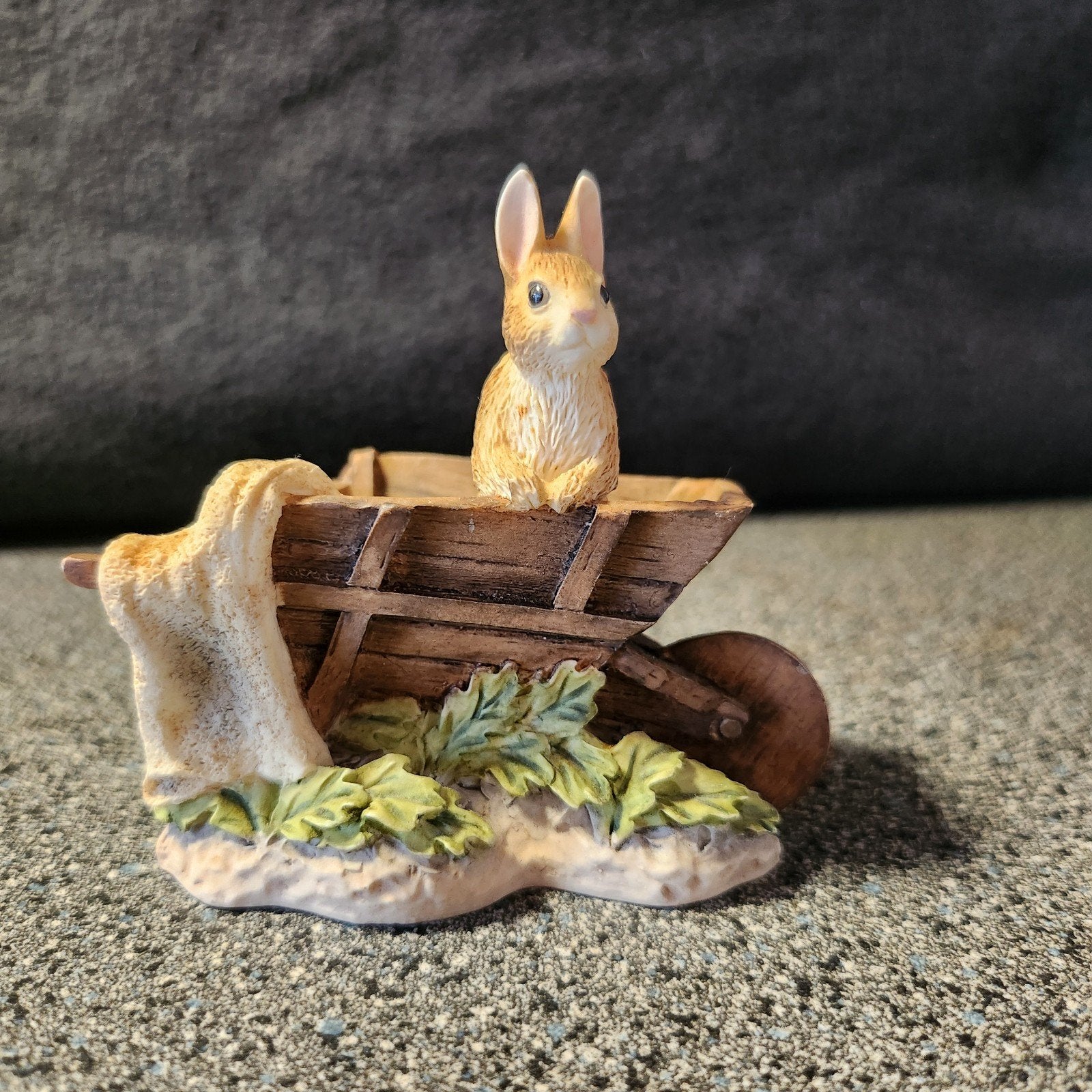 Peter Rabbit in kruiwagen beeldje - Beatrix Potter, Ophalen of Verzenden, Gebruikt