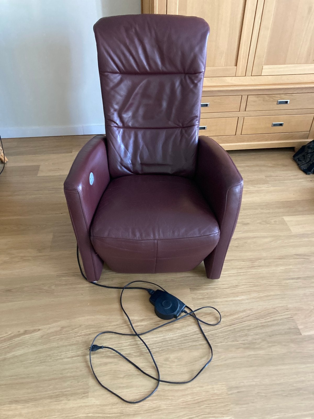 Electrisch verstelbare relaxfaulteuil in donkerwijnrood leer, Ophalen, Relax, Zo goed als nieuw, 50 tot 75 cm
