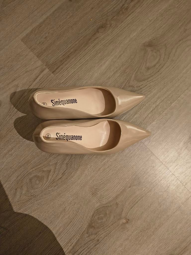 Sinequanone Pumps - Beige en Zwart, Kleding | Dames, Schoenen, Nieuw, Zwart, Ophalen of Verzenden