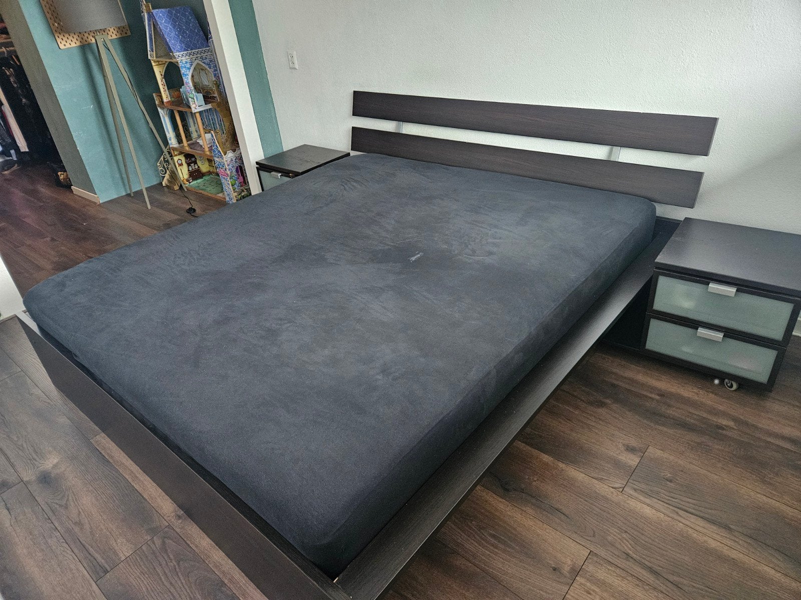 Gratis 2-persoons bedset met nachtkastjes - donker hout/antr, Ophalen, Gebruikt, Tweepersoons, 180 cm