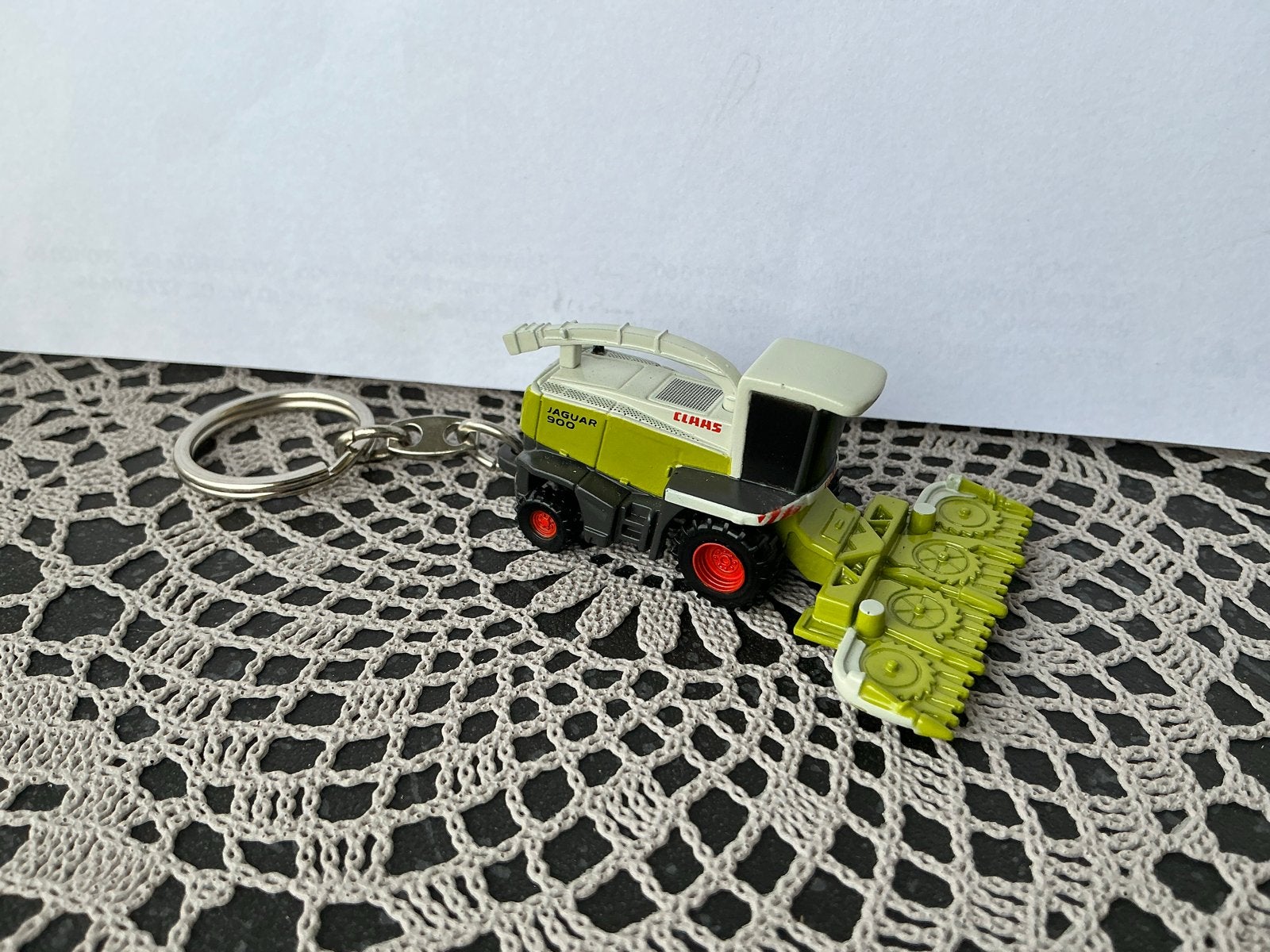 Universal Hobbies Claas Jaguar 900 hakselaar sleutelhanger, Kinderen en Baby's, Speelgoed | Speelgoedvoertuigen, Verzenden, Nieuw
