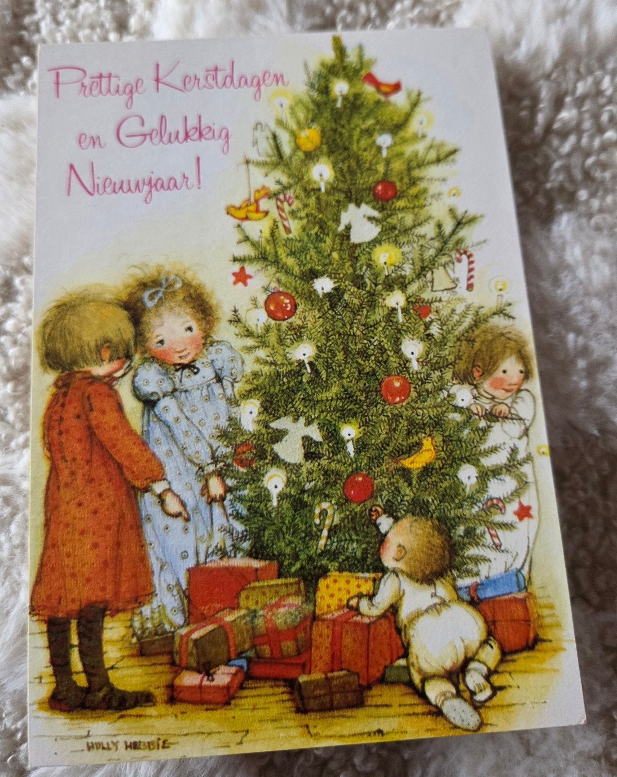 Vintage Kerstkaart - Holly Hobbie - Kinderen bij kerstboom, Verzenden, 1960 tot 1980, Gelopen, Feest(dag)
