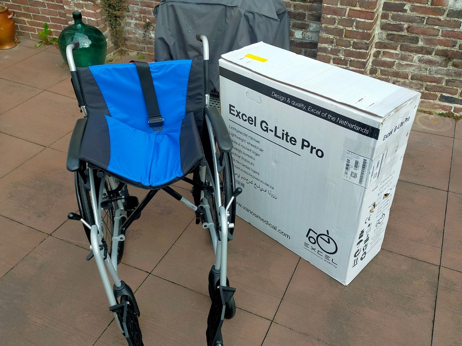 Nieuwe degelijke en lichtgewicht rolstoel met accessoires., Ophalen, Inklapbaar, Nieuw, Handbewogen rolstoel