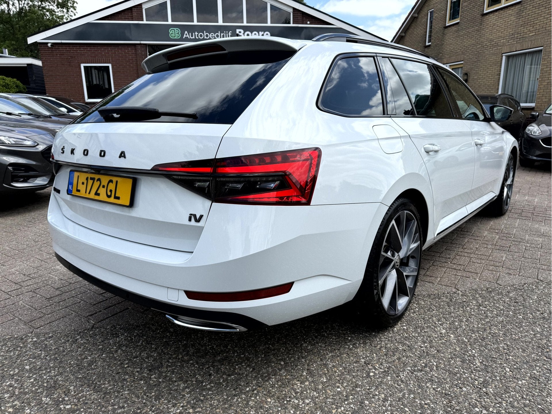Skoda Superb Combi 1.4 TSI iV Sportline Business Panoramadak, Auto's, Dealer onderhouden, Gebruikt, 4 cilinders, Wit