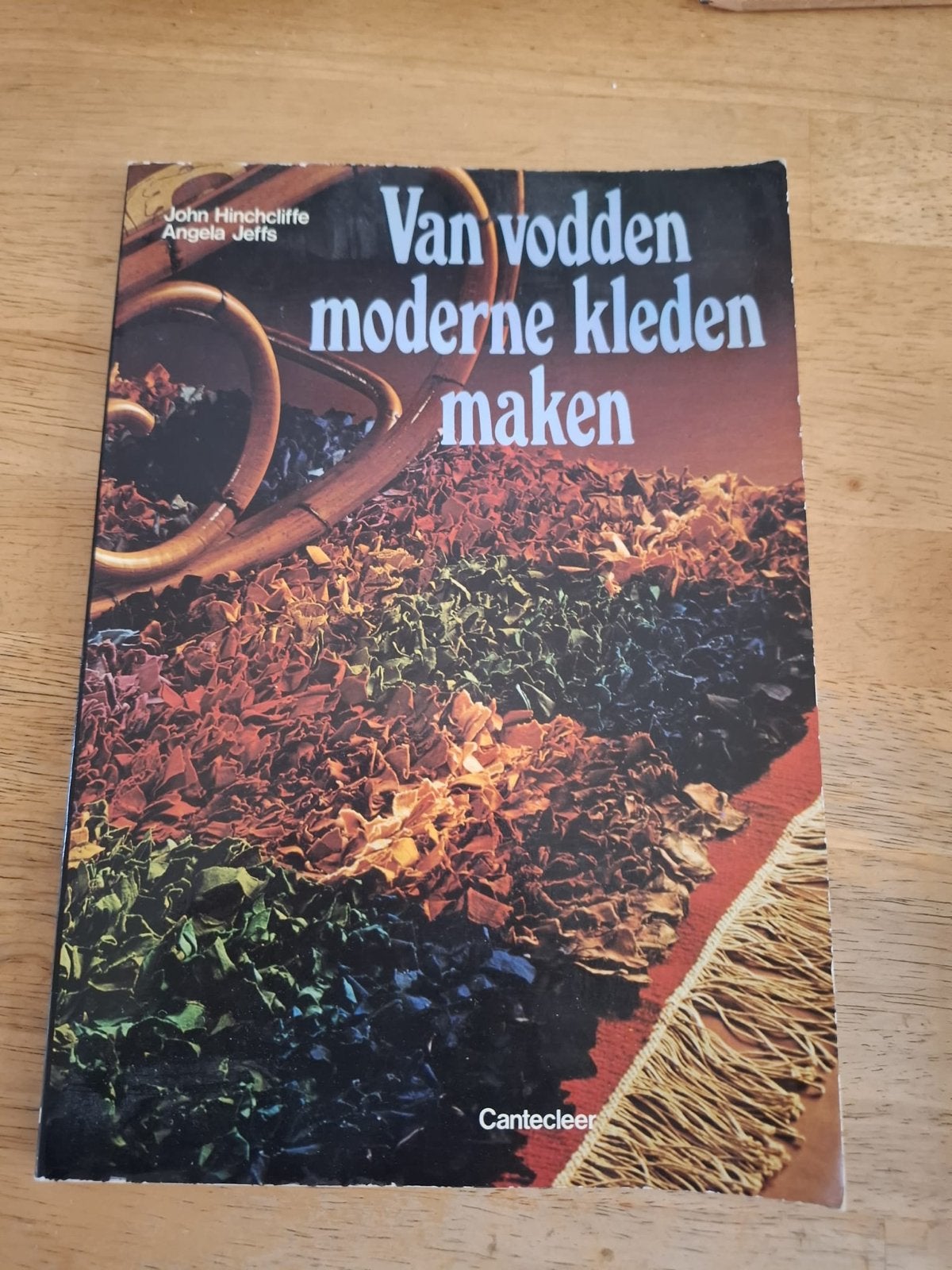 Boek: Van vodden moderne kleden maken - John Hinchcliffe, Gebruikt, Overige thema's, Meerkleurig, Ophalen of Verzenden