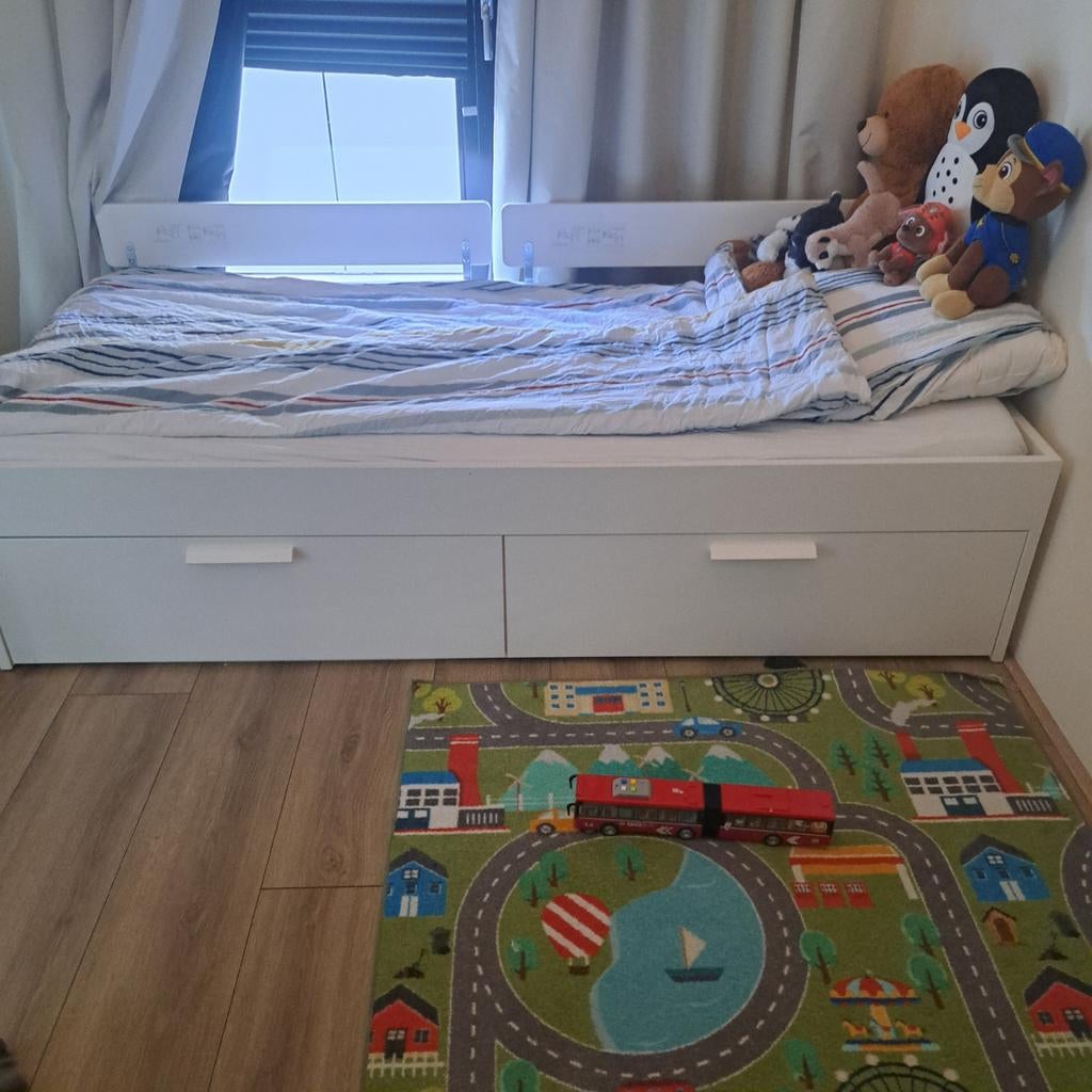Wit  Ikea kinderbed met matras, lades en 2 bedhekjes, Lattenbodem, Gebruikt, 70 tot 85 cm, Ophalen of Verzenden