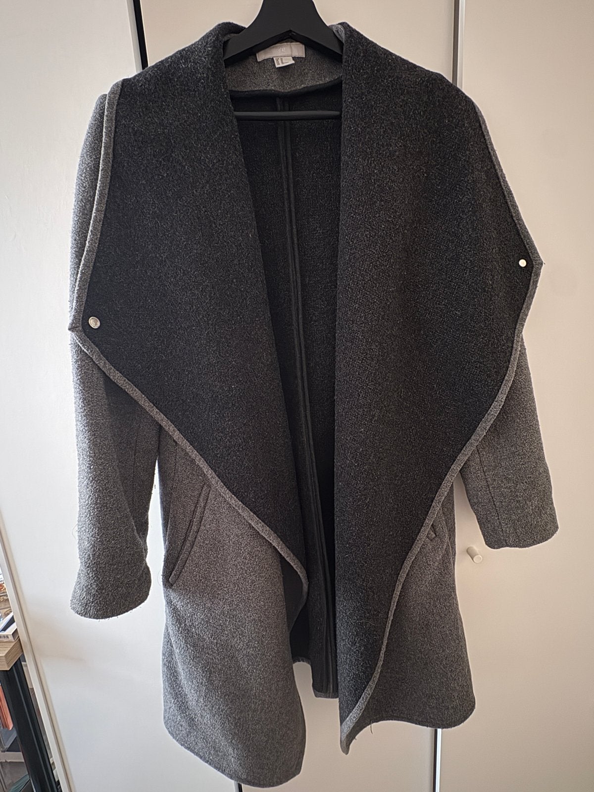 Stijlvolle grijze wollen jas van H&M, Ophalen of Verzenden, Zo goed als nieuw, Maat 38/40 (M), Grijs