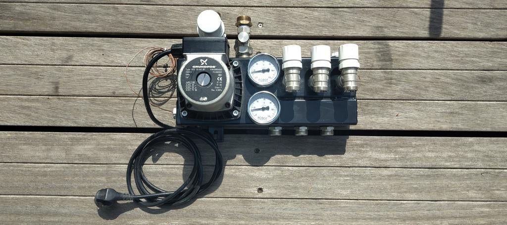 Robot vloerverwarming verdeler met 3 groepen Grundfos pomp, Doe-het-zelf en Verbouw, Verwarming en Radiatoren, Ophalen, Gebruikt