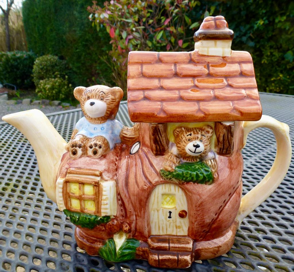 Een aparte theepot met een laars als huisje met beertjes., Verzenden, Keramiek, Overige typen, Zo goed als nieuw