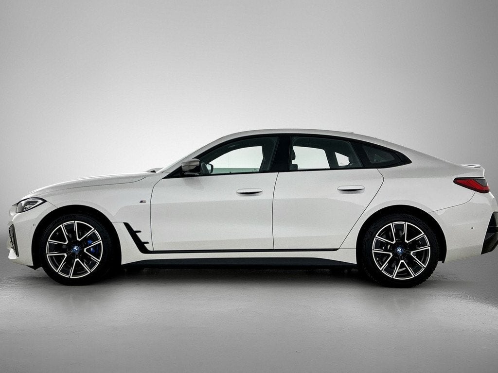 BMW i4 M50 84 kWh | Uniek | (bj 2023, automaat), Gebruikt, 110 €/maand, Alcantara, Wit