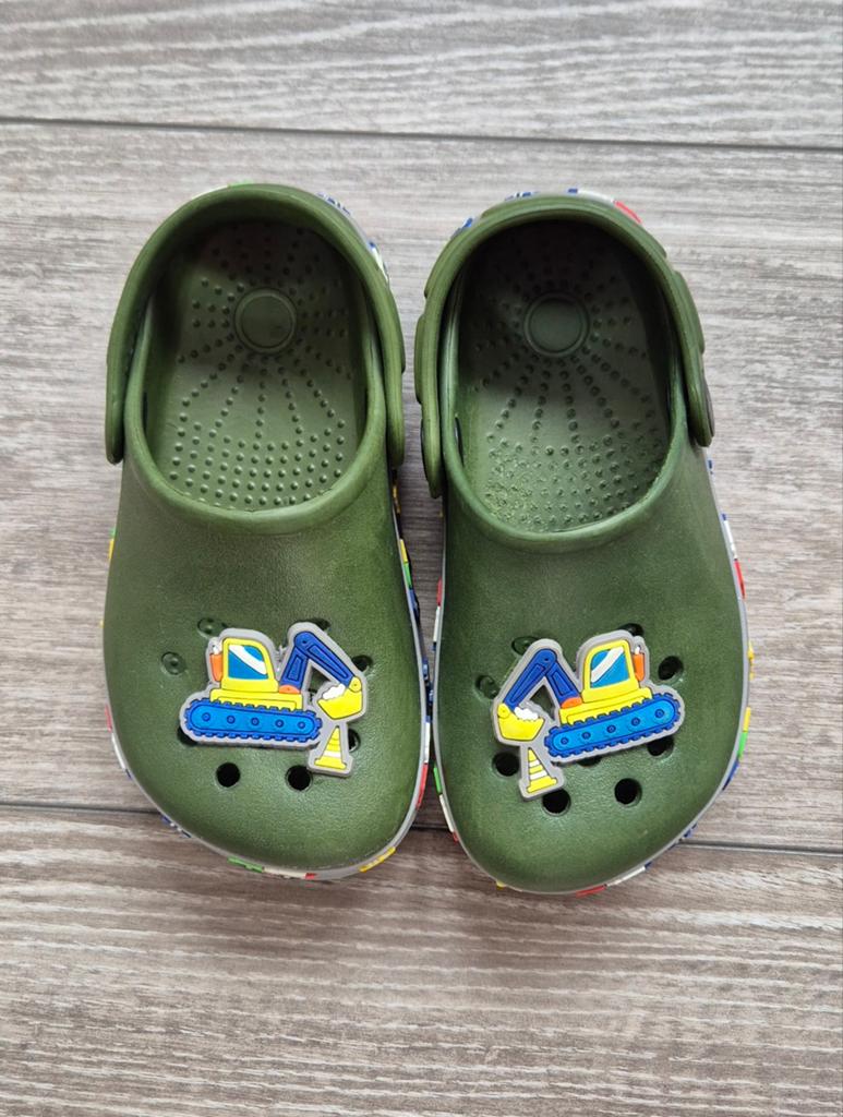 Groene kinderklompjes met bouwvoertuigen, maat 25, Kinderen en Baby's, Kinderkleding | Schoenen en Sokken, Schoenen, Ophalen of Verzenden