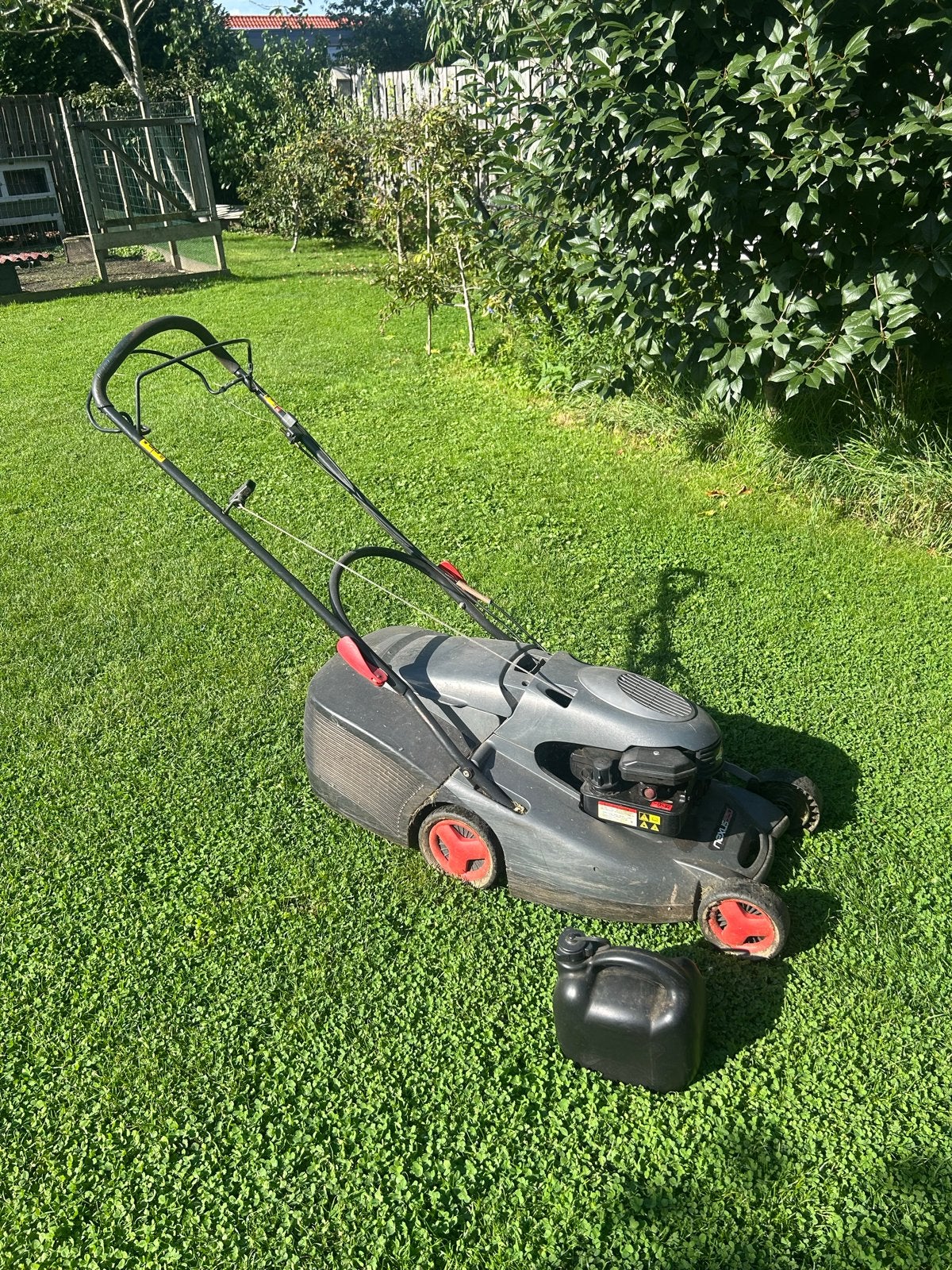 GRATIS Benzine grasmaaier opknapper ( wieltjes/mes opknappen, Tuin en Terras, Cirkelmaaier, Gebruikt, Ophalen of Verzenden, Opvangbak