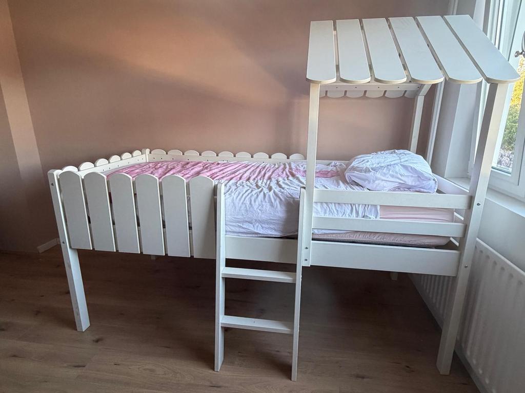 Kinderbed met huisje, Kinderen en Baby's, Kinderkamer | Stapelbedden en Hoogslapers, Zo goed als nieuw, Hoogslaper, Ophalen