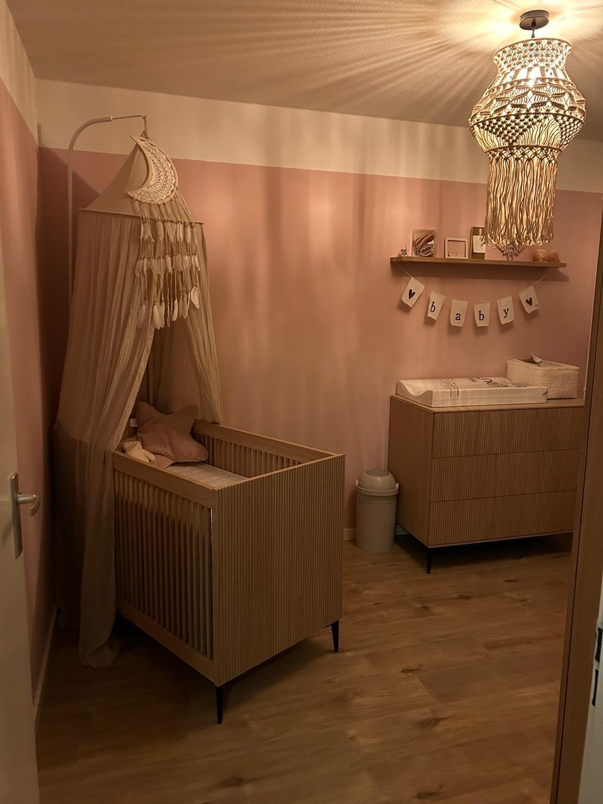 Babykamer Levi Kidsmill Bedje + Commode + Matras, Ophalen, Zo goed als nieuw, Jongetje of Meisje