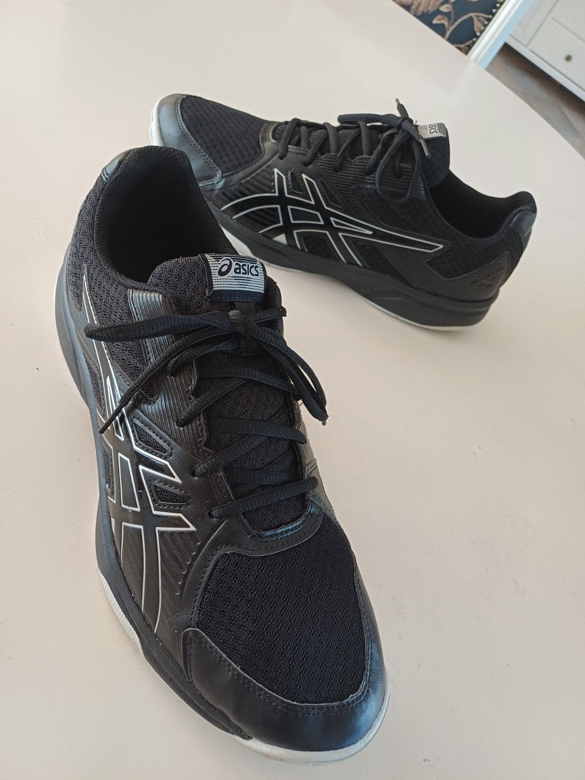 mooie zwarte  Asics , maat 47., Overige typen, Ophalen of Verzenden, Zo goed als nieuw, Overige sporten