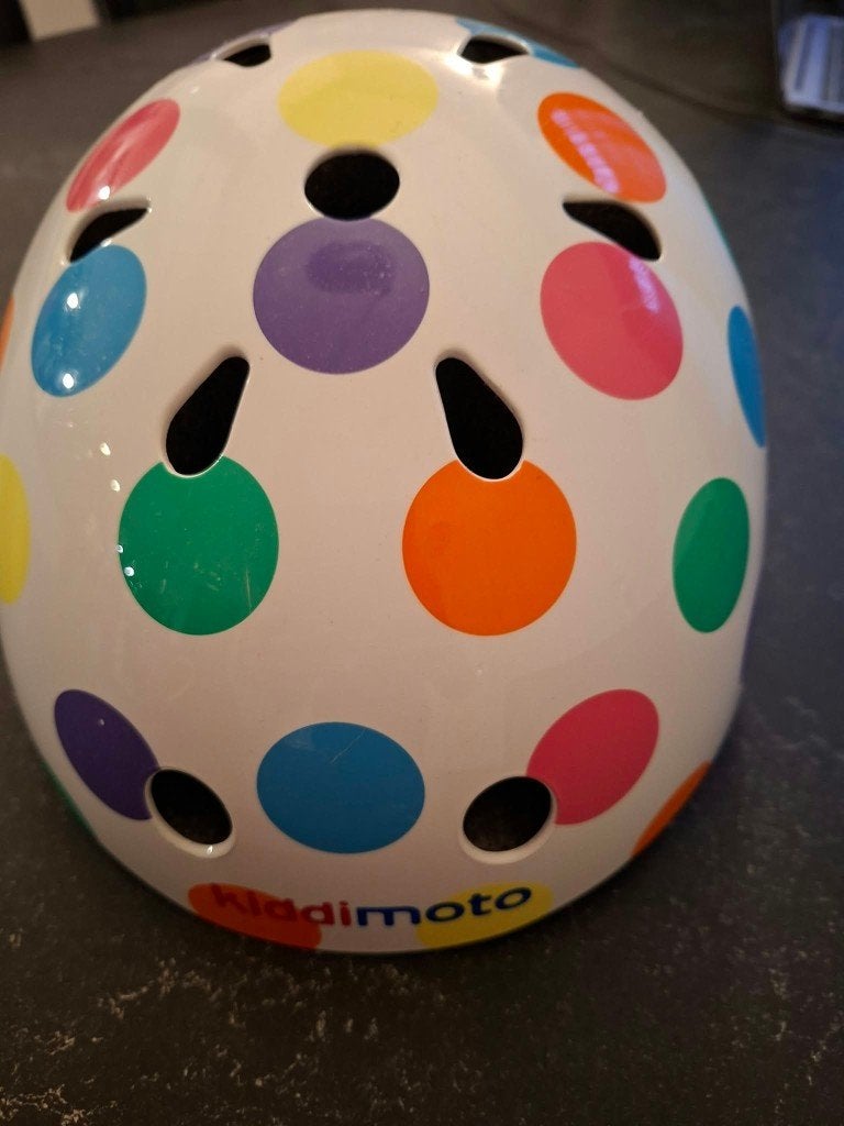 Kiddiemoto fietshelm maat 53-58 verstelbaar wit met stippen, Fietsen en Brommers, Ophalen of Verzenden, Nieuw, M, Jongen of Meisje