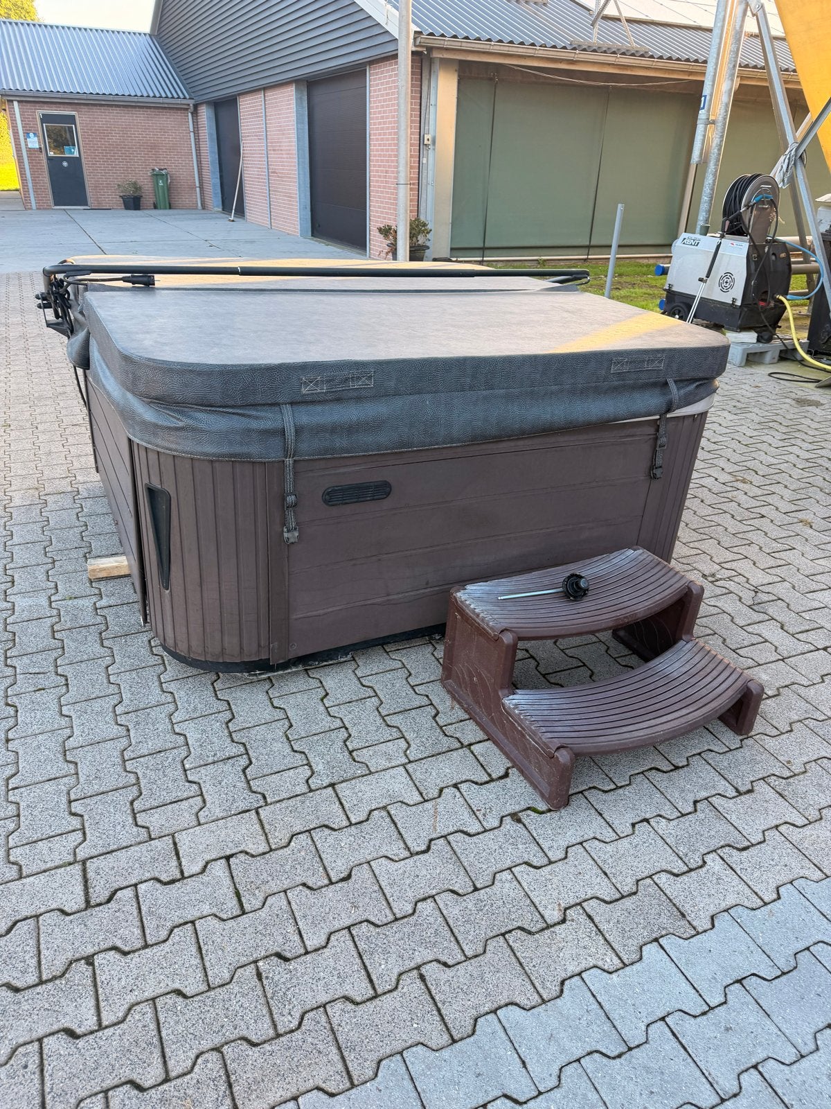 Gebruikte Jacuzzi/Spa met afdekzeil en trap, Ophalen, Gebruikt, Afdekzeil, Vast