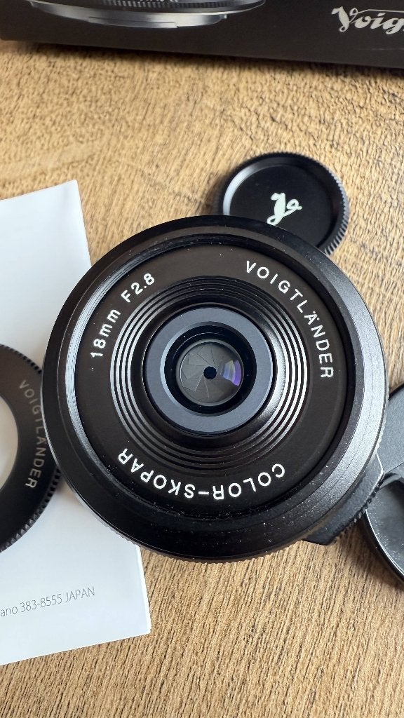 Voigtländer Color-Skopar 18mm F2.8 X-mount + Urth filter, 18 mm, Zo goed als nieuw, Voigtlander, Fujifilm X-mount