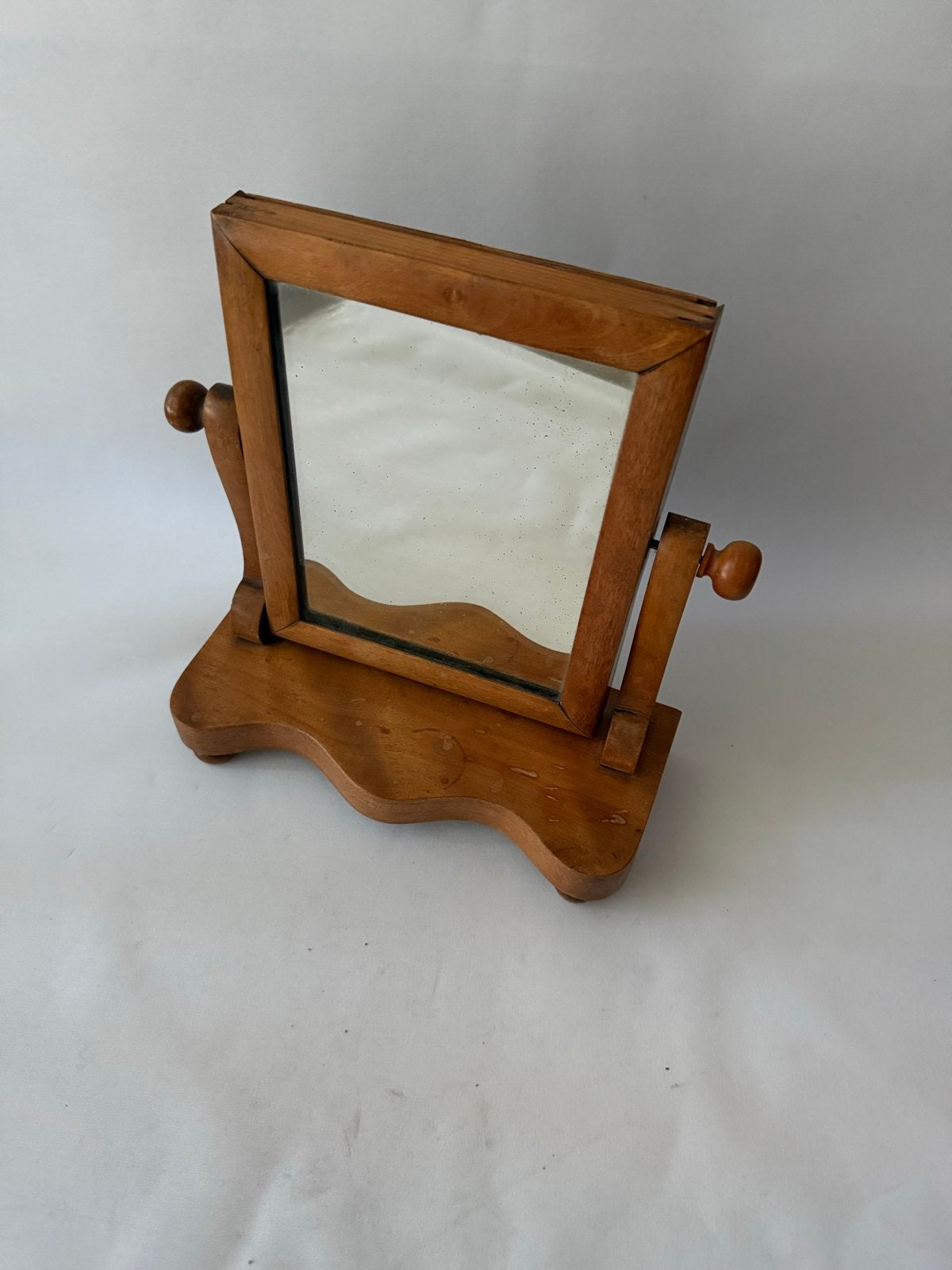 Vintage houten tafelspiegel met sierlijke voet, Verzenden, Rechthoekig, Minder dan 50 cm, Minder dan 100 cm