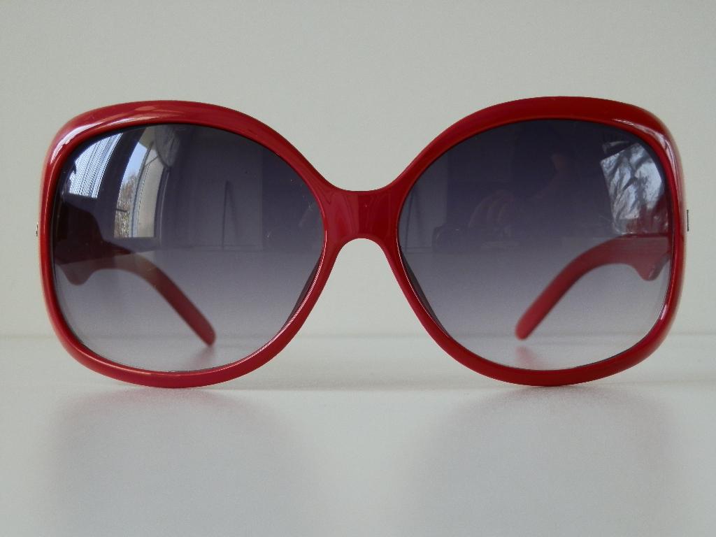 Prada zonnebril. Model Rosso., Overige merken, Zonnebril, Ophalen of Verzenden, Zo goed als nieuw