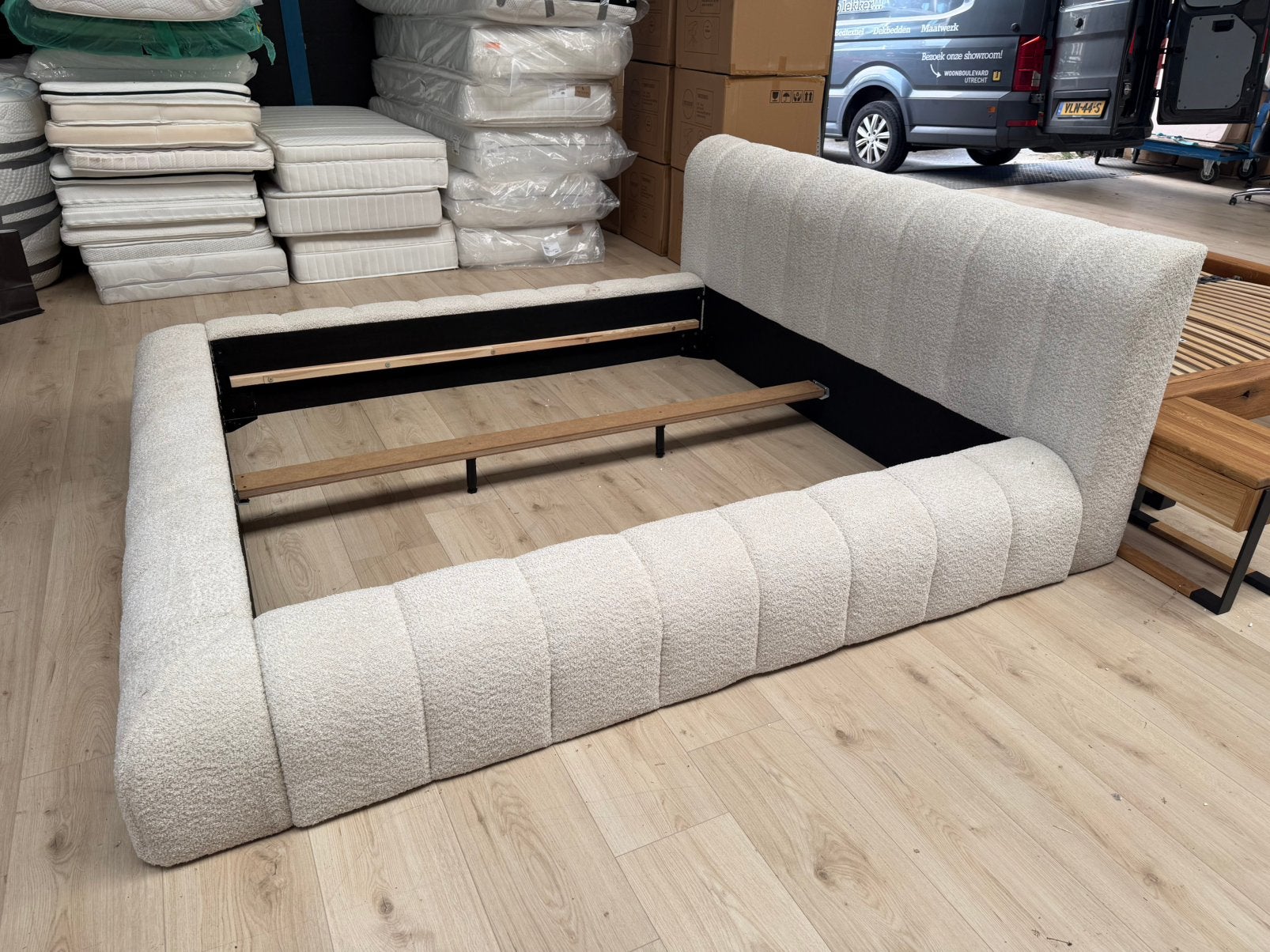 SHOWMODEL Ledikant Amore 180x200, Ophalen, Eenpersoons, Beige, Zo goed als nieuw