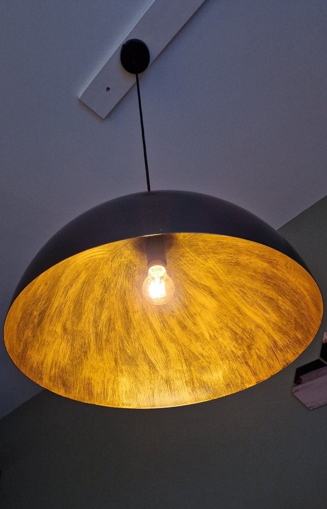 Moderne Zwarte Hanglamp met Gouden Binnenkant, Huis en Inrichting, Lampen | Hanglampen, Modern, Industrieel, Sfeervol, Zo goed als nieuw