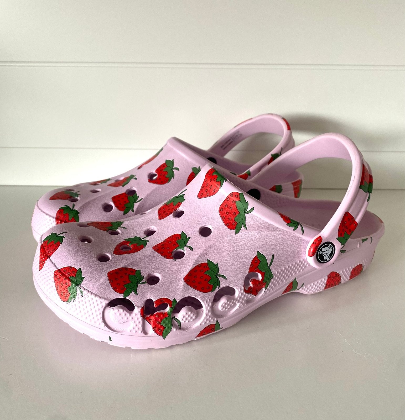 Roze Crocs met aardbeienprint M8 - W10 maat 41 / 42, Ophalen of Verzenden, Zo goed als nieuw, Roze, Slippers
