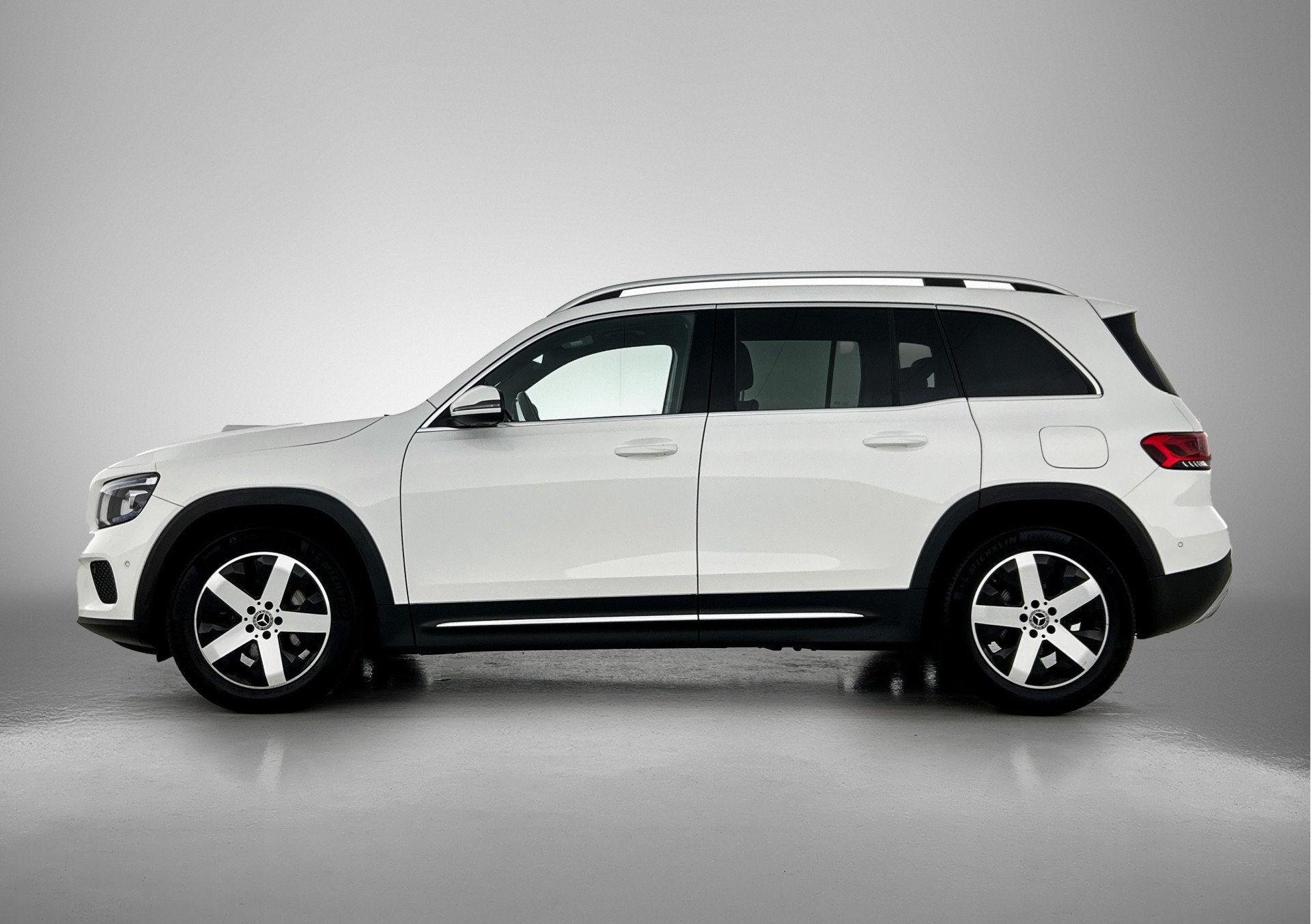 Mercedes-Benz GLB 200 Advantage | Sfeerverlichting | LED | A, 12 maanden, 4 cilinders, Leder en Stof, Origineel Nederlands