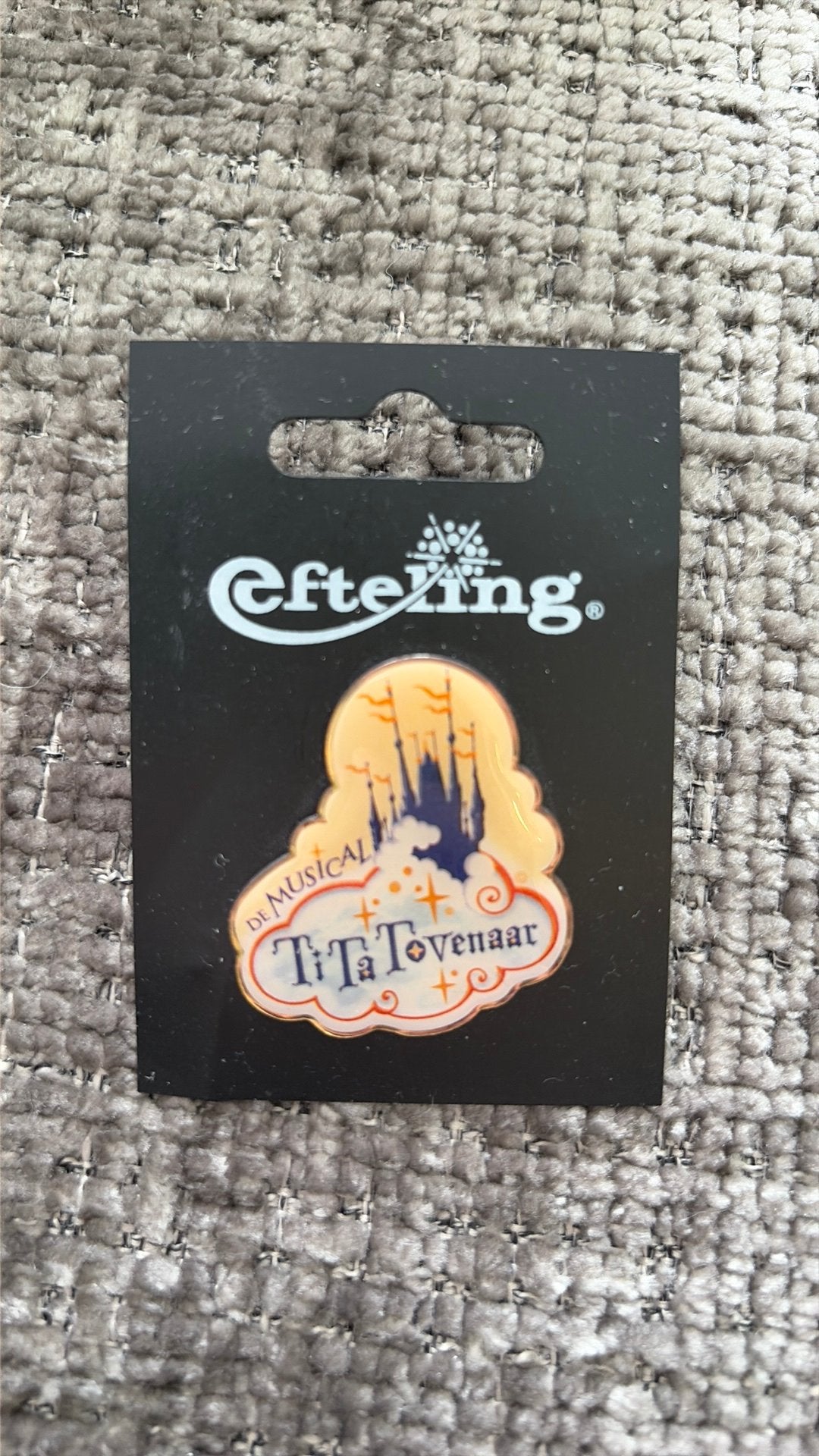 Tita tovenaar pin epp56, Ophalen of Verzenden, Nieuw, Button of Speldje