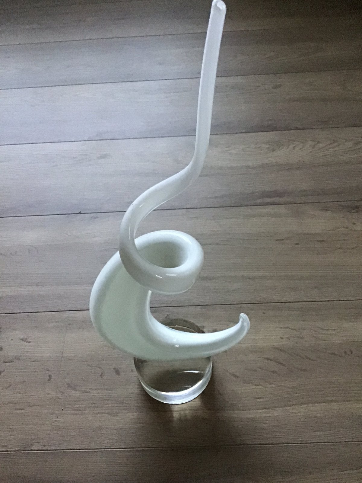Wit Glazen Sculptuur in fraaie Draai Vorm. Bijzonder! Nieuw., Antiek en Kunst, Kunst | Designobjecten, Ophalen, 47 cm, Wit, Glas