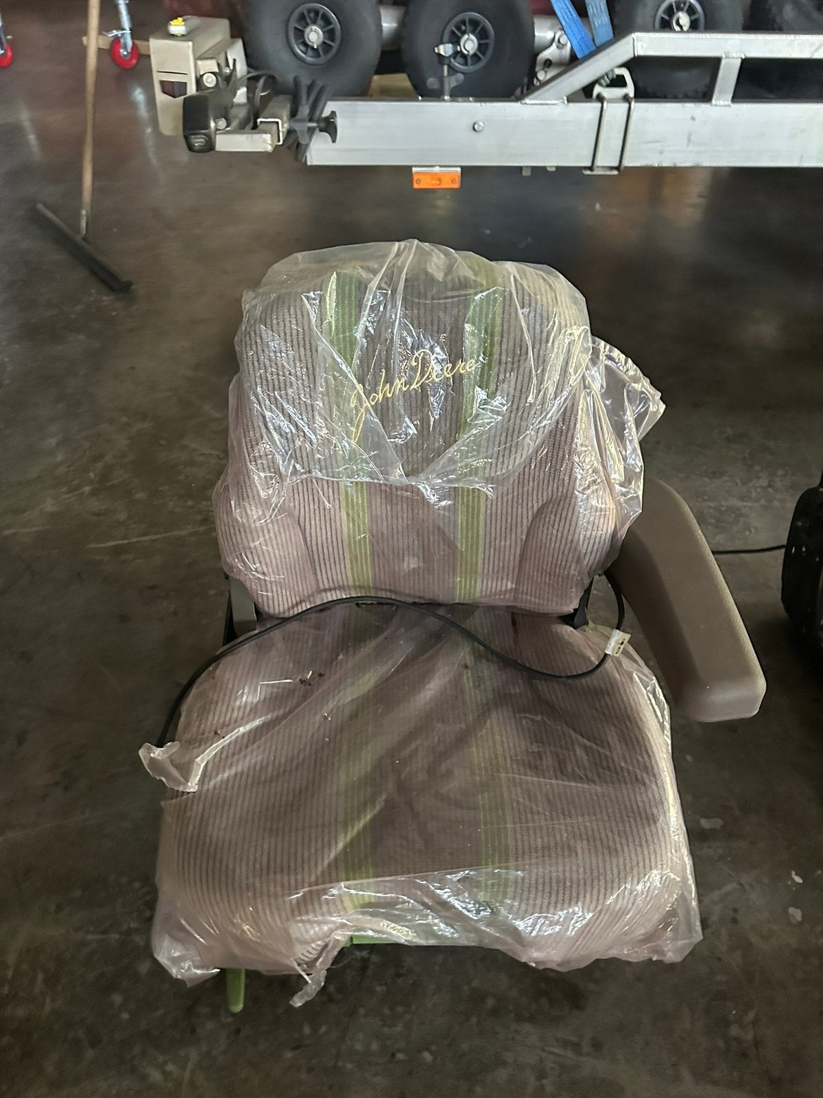 Partij John Deere onderdelen + stoelen etc., Ophalen